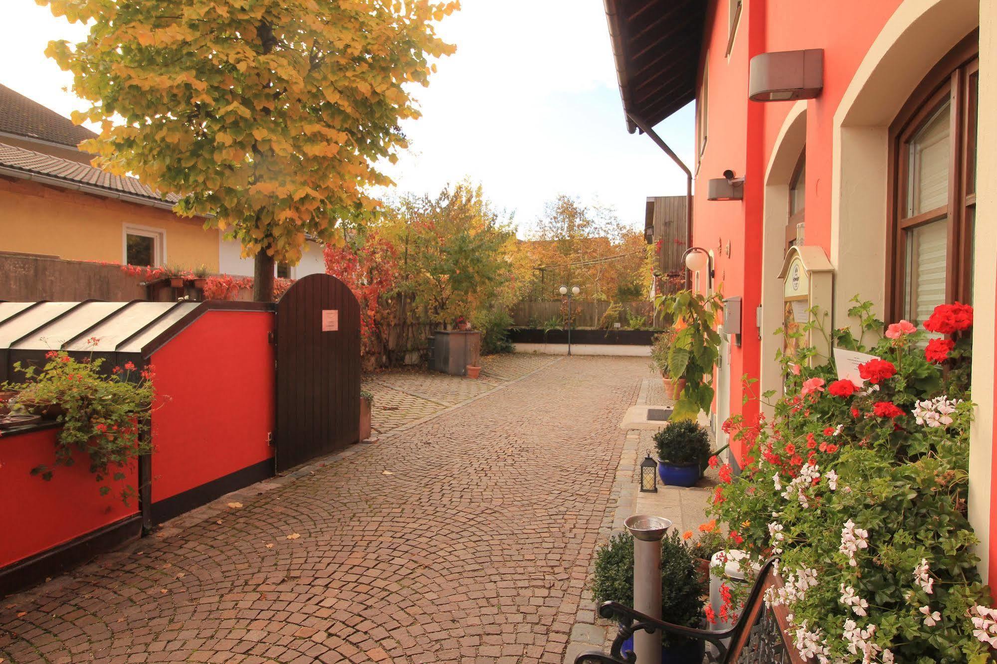 Hotel Zur Linde Hohenlinden Buitenkant foto